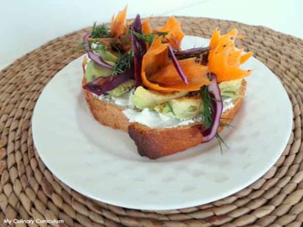 Tartine gourmande avocat, chou rouge et fromage frais