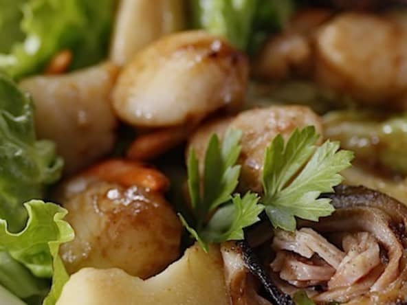 Salade tiède de St-Jacques aux poires et à l'andouille de Vire