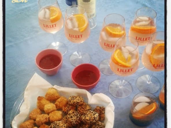 Le lillet rosé fizz et boulettes de poulet thaï au deux sésames
