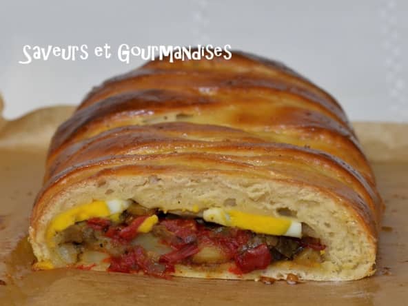 Pain tressé farci aux légumes.