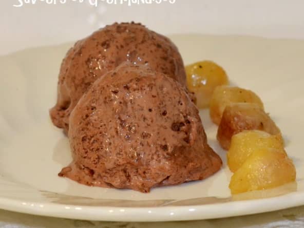 Glace chocolat suisse, poires rôties à la fève tonka.