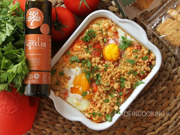 Crumble oeuf cocotte à la tomate et à la feta grecque