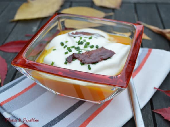 Velouté de potimarron à la mousse de lait et chips de canard
