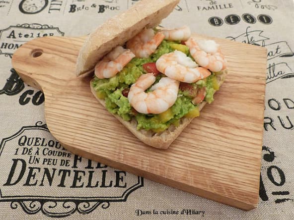 Burger aux crevettes et guacamole croquant mangue - poivron
