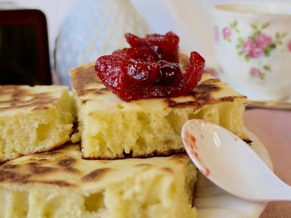 Crumpets et confit de coings à la cardamome et eau de rose