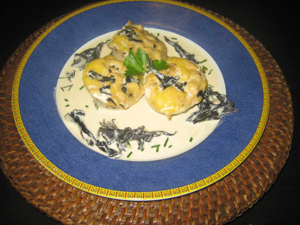 Chartreuses de poulet au fromage comté, cognac et champignons trompettes de la mort