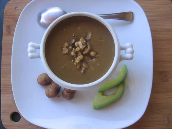 Soupe de marrons et de champignons crus et cuits