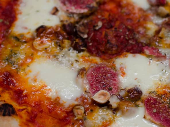 Pizza au gorgonzola, à la figue et aux noisettes
