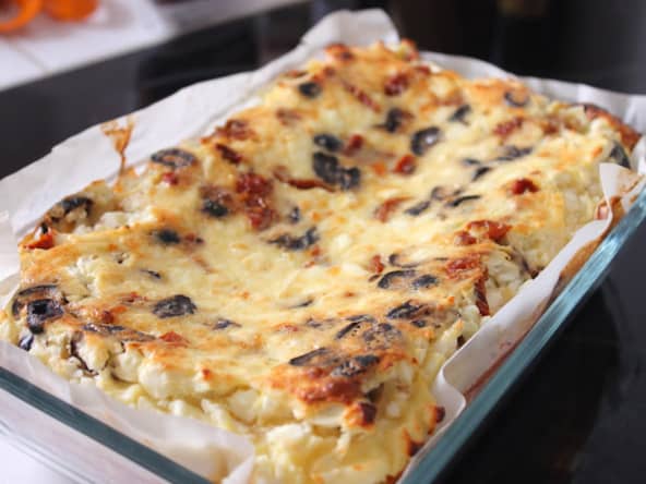 Ugnspannkaka aux olives, feta et tomates séchées pour un apéro