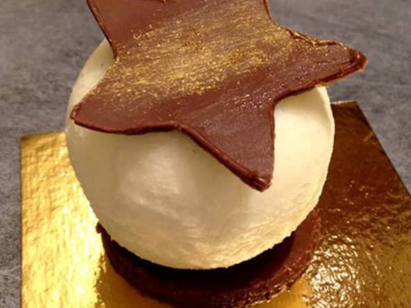 Sphère ananas et caramel au beurre salé sur croustillant chocolat praliné