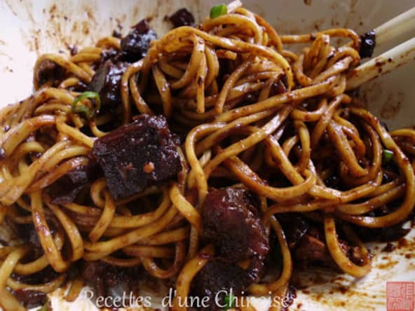 Jajangmyeon : une recette de nouilles à la pâte de soja fermentée.