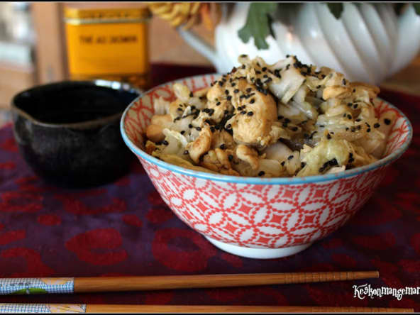 Wok de petsaï au poulet et au sésame noir.