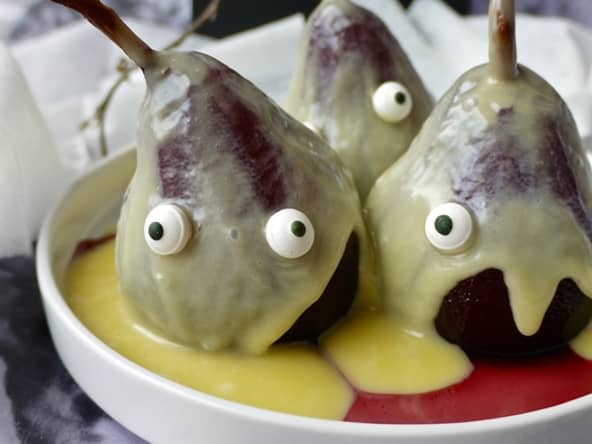 Poires au vin sous leur drap de chocolat blanc