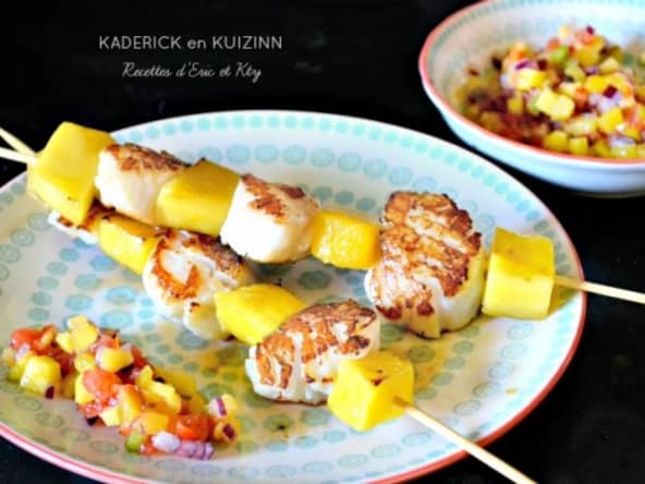 Brochettes St Jacques et mangue à la plancha et salsa
