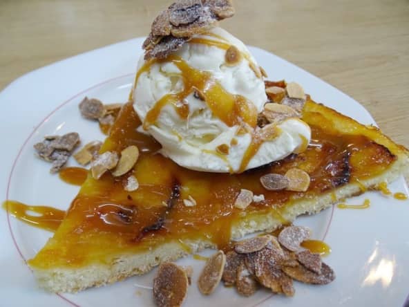 Tarte fine croustillante aux pommes, caramel au beurre salé, amandes effilées caramélisées