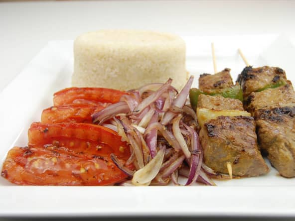Brochettes de bœuf et attiéké