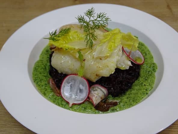 Cabillaud poêlé sur riz vénéré, crème de laitue et fanes de radis au raifort, recette inspirée du Chef Grégory Mirer