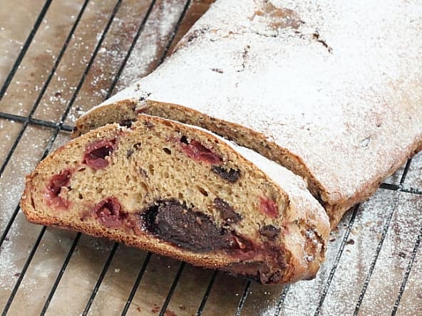 Stollen façon forêt noire au chocolat et cerises