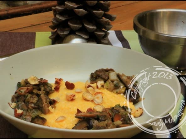 Polenta crémeuse à la noisette, fromage Beaufort et poêlée d'un mélange de champignons