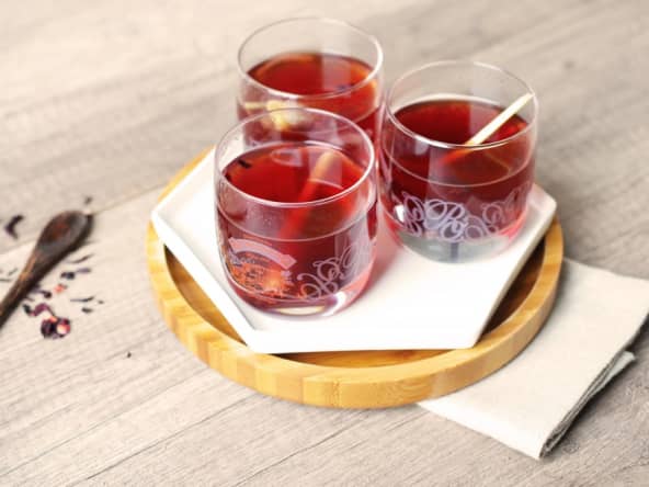 Infusion aux fleurs d'hibiscus et à la citronnelle