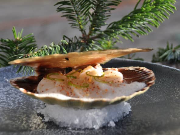 La coquille Saint-Jacques cuite en coquille, gingembre et zestes de citron vert