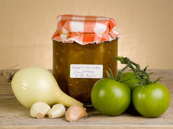 Pot de chutney de tomates vertes et ingrédients