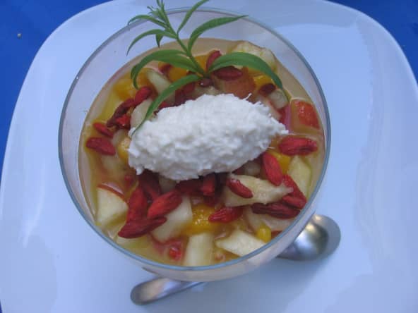 Tartare de fruits à l'infusion d'anis étoilé et sa quenelle à la noix de coco