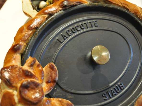 La volaille fermière en cocotte lutée, parfumée au thym et trompettes de la mort