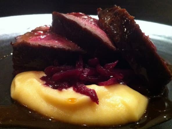 Gigot, gigue de chevreuil mariné, cuit à la broche (Sans gluten)