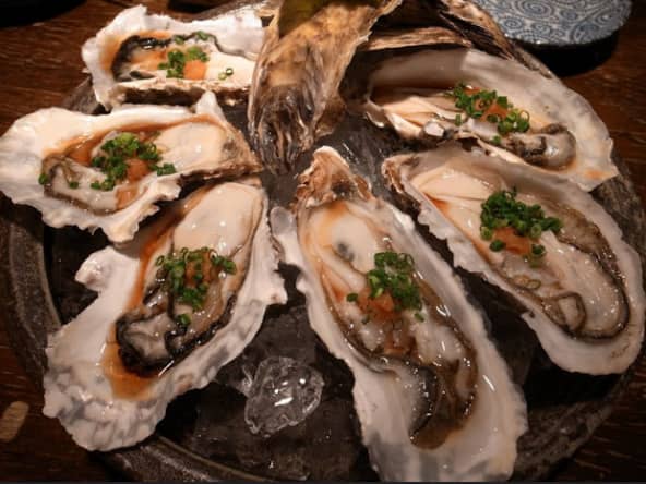 Huîtres à la sauce soja épicée, fines herbes et concombre