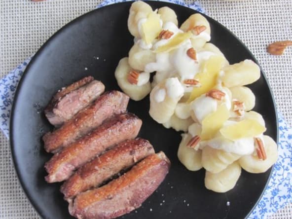 Magret de canard au sirop d'érable, gnocchis au panais et sauce au fromage salers