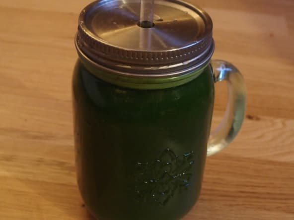 Jus vert aux blettes, concombre et carotte
