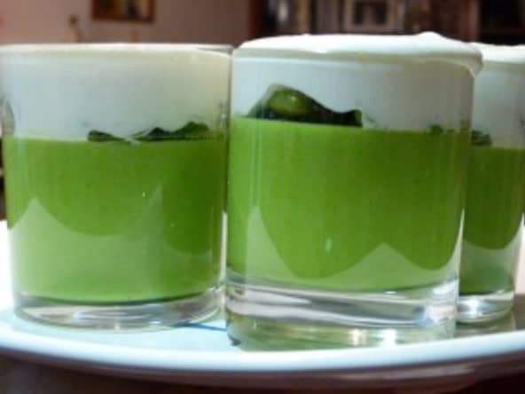 Panna cotta salée de petit pois, fèves et mousse de Roquefort
