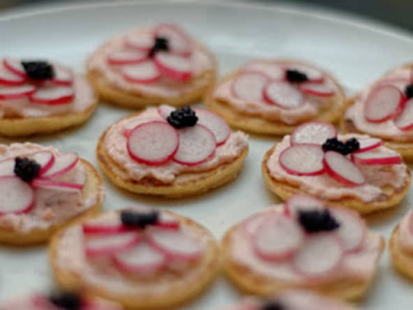 Blinis au tarama et carpaccio de radis