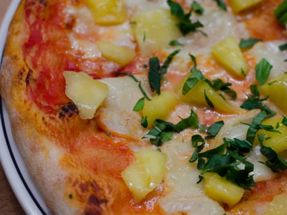 Pizza sucrée salée à la mangue, au chèvre et au basilic