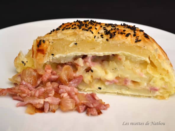 Feuilleté au camembert, pommes de terre, lardons et oignons confits au balsamique