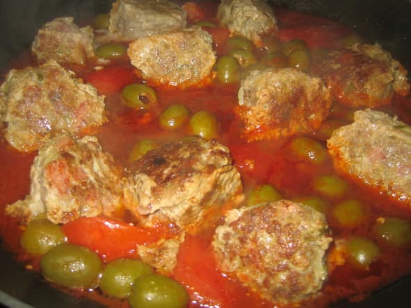 Kefta de boeuf aux olives, coulis de tomates