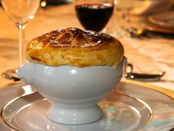 Soupe forestière en croûte feuilletée