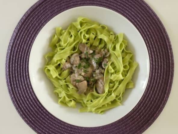 Tagliatelles vertes aux champignons et au porto