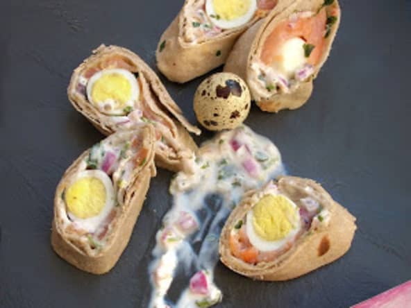 Mini-wraps saumon fumé, oeuf de caille et sauce pêchue pour le déjeuner ou l'apéritif