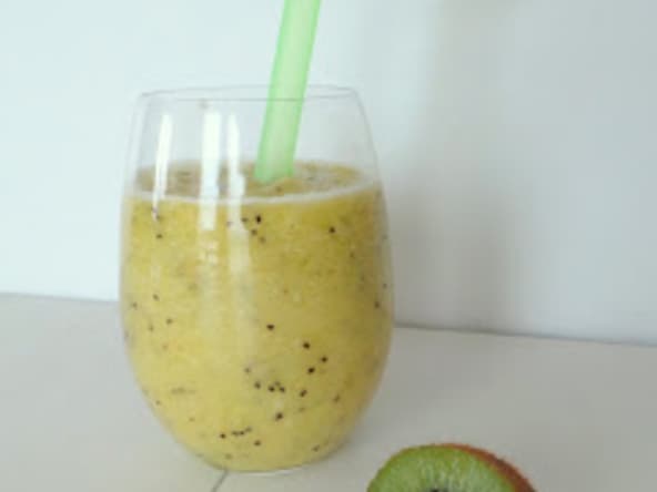 Smoothie vitaminé à l'ananas, kiwi et banane