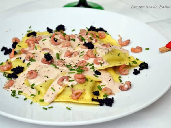 Ravioli au saumon fumé et mozzarella, sauce au porto rouge et crevettes grises