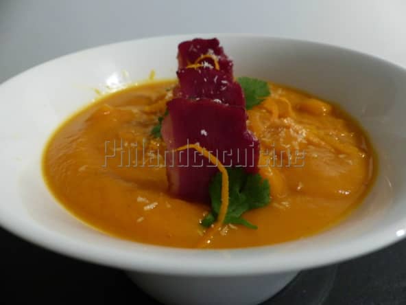 Velouté épais au potimarron, à l'orange et au lait de coco, chips de magret de canard