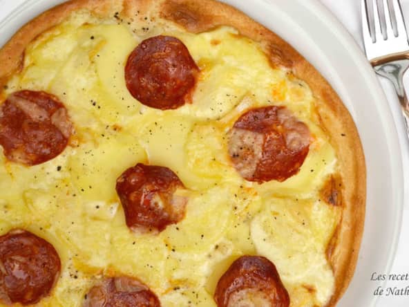 Pizza aux pommes de terre, chorizo, comté et reblochon