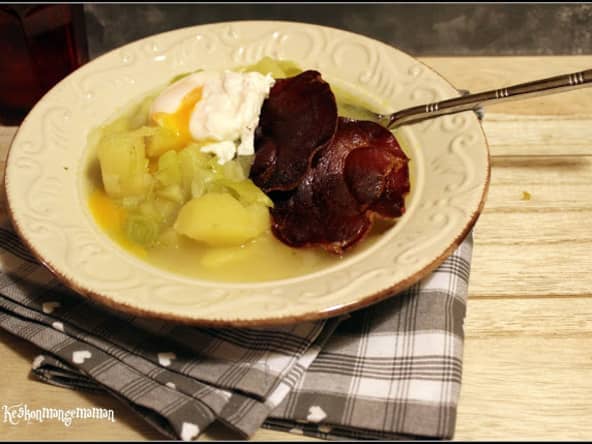 Soupe paysanne poireau pomme de terre, oeuf poché et chips de coppa