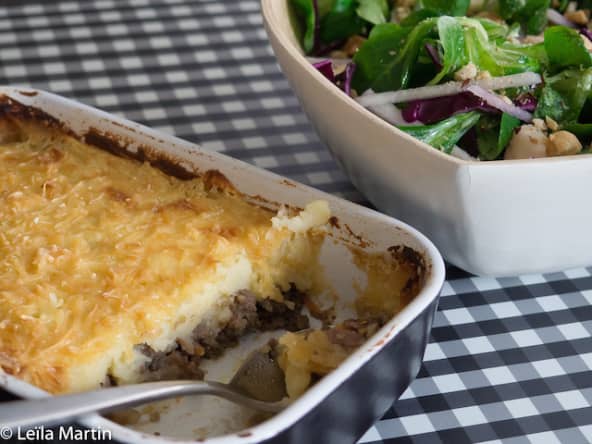 Hachis parmentier au lard d'Alsace et épices, salade de mâche et chou rouge