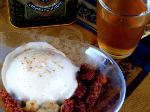 Chiboust au thé fumé, poires et croustillant au chocolat en verrine