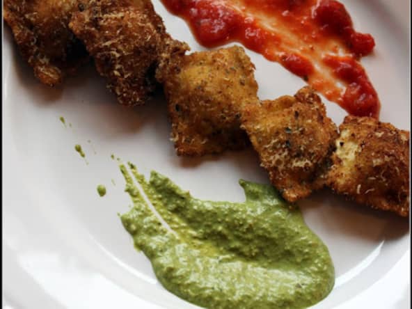 Ravioli frits , sauce arrabbiata et pesto verde