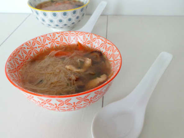 Soupe chinoiseaux vermicelles et au poulet