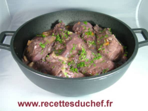 Coq au vin rouge à la charentaise (avec du Cognac)